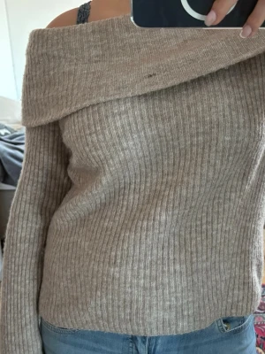 Stickad offshoulder  - Jättefin stickad tröja! Endast använd några få gånger. Storlek L men passar M 