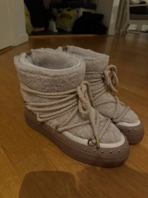 Inuikii skor - Säljer dessa jätte fina slutsålda curly rock inuikkii skor i storlek 39, nypris 4000 som jag säljer för att det är för små och det är för sent att lämna tillbaka, endast testade och de är i original kartongen❤️ skriv för fler frågor!!