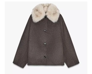 Kappa med krage med fuskpäls och ull dw collection Zara - Storlek XS -  Säljer en jättefin skön unik kappa från Zara i storlek XS gjord av ullgarn. Krage med slag med löstagbar fuskpälsapplikation i kontrastfärg. Långärmad. sidfickor. frontknäppning med knappar. Har kommit endast till användning ca 3 gånger så är i nytt skick! Nypris: 1295kr OPS! EJ MINA BILDER!! (Skriv privat om du har några frågor eller vill ha mera bilder!) kan buda! ☺️  Färger: Naturfärg/Beige Material:  Material:  UTSIDA  KROPP 6% ANDRA FIBRER 54% YLLE 40% POLYESTER PRYDNAD 100% POLYESTER