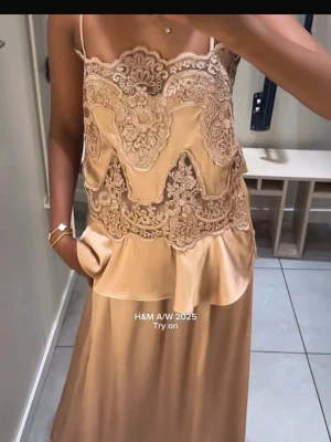 Spets topp  - Säljer en superfin topp i storlek S, oanvänd. Spetsdetaljer, tunna axelband och passar både till vardag och fest. Sålde slut direkt på hemsidan🤍