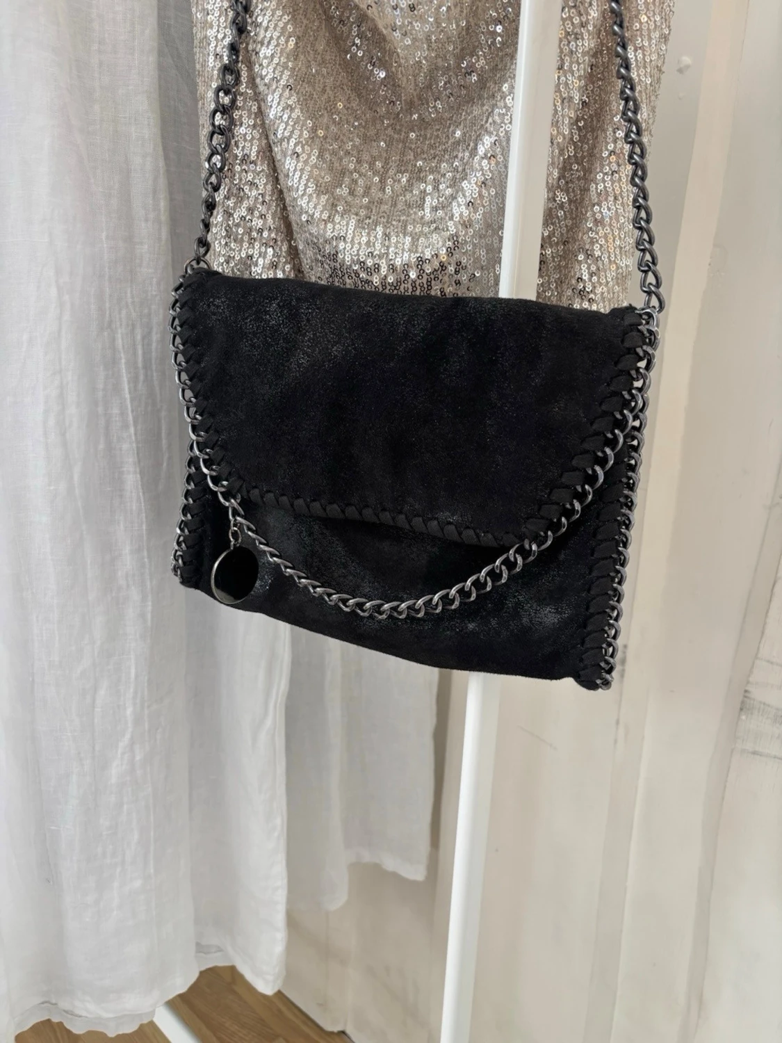 Svart axelväska med kedjedetaljer - 1