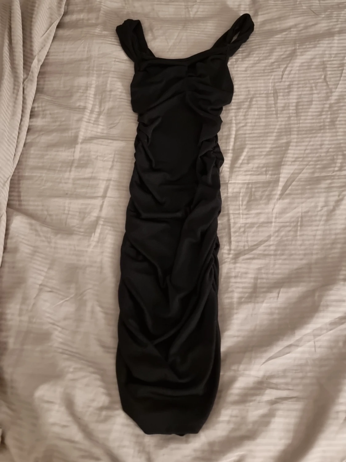 Svart långklänning med rynkade detaljer