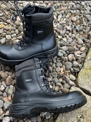 Arbetsskor(41)Sievi  - Hej och välkommen.   Du kollar på ett par riktigt schysta arbetskängor av kvalitetsmäket Sievi i strl 41.   Kängorna är helt nya och kommer från ett rök och djurfritt hem.  Nypris ca 2000:-   Slitstark och användbar skyddskänga som klarar av hårda tag i de flesta väder året om.   Smidiga dragkedjor på insidan och bra stöd och dämpning.  
