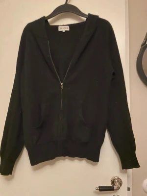 Davida chasmere zip med luva  - Denna hoddie är stilren till vanliga skoldagar och till när du bara vill chilla skriv vid minsta fundering.