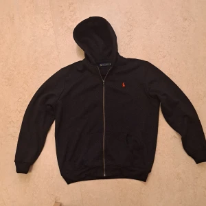 Svart snygg kofta - Säljer en fin svart kofta i bra skick.