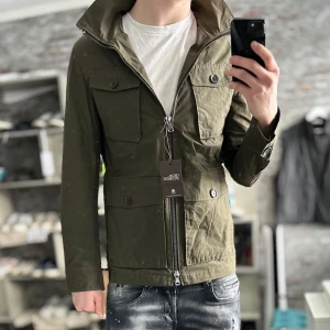 Ny Oscar Jacobson field jacket  - Helt ny, tags medföljer! Storlek 46/S sitter som S  och passar dig som är mellan 172-182cm ungefär. Nypris 5000kr. Modellen är 185 cm, 75kg. Passar bra nu till våren! Skriv för mer information!🤝