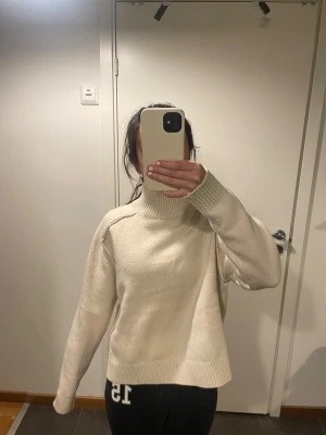 Polo tröja hm  - Jättefin polo tröja från hm med fina detaljer, aldrig använd eller tvättad!!❤️❤️