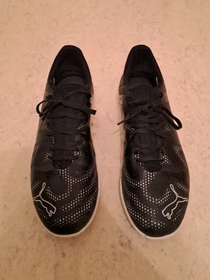 Svarta fotbollsskor från Puma - Futsal Skor - Storlek 42.5  Säljer mina futsal skor i storlek 42.5. De är i mycket bra skick och har bara använts ett fåtal gånger. Perfekta för både träning och match!  Pris: 300 kr  Hör av dig om du är intresserad!