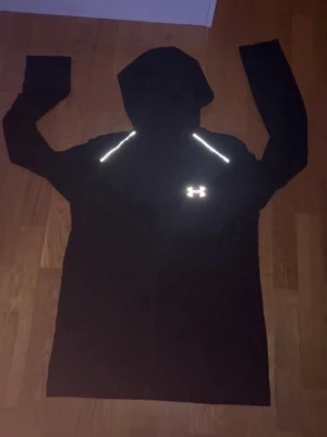 Svart Under Armour windbreaker jacka - Hej! Jag säljer nu min svarta Under Armour windbreaker jacka till ett väldigt bra pris då jag ej använder den 🤗💕