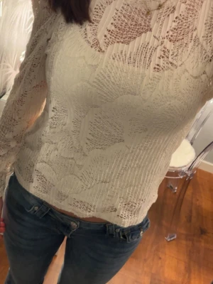 Vit tröja från Cubus  - Säljer tunn vit tröja från Cubus i storlek S. Använt fåtal gånger och inga defekter. 