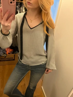 Fin långärmad knytblus  - Knytblud från Holly & whyte (Lindex)