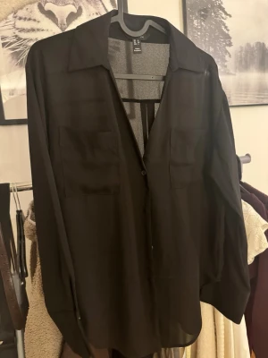 Loose fit svart skjorta🖤 - Svart skjorta i märket New Look, från Zalando som passar till allt! Storlek S 