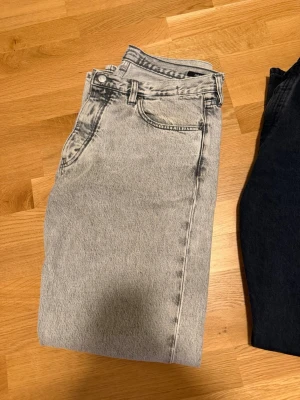 Hope Jeans - Ljusgrå Hope Jeans i nyskick