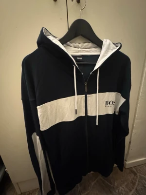 Hugo boss tröja med dragkedja  - Tröja med dragkedja i strl S den har även fickor vid sidorna som en vanlig kofta. 