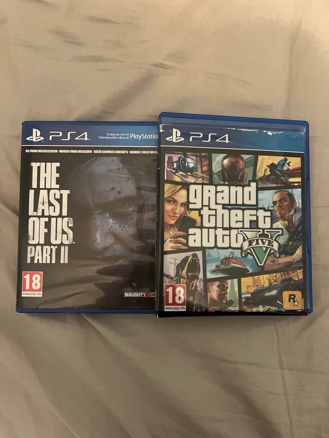 PlayStation 4 med handkontroll och spel - 1