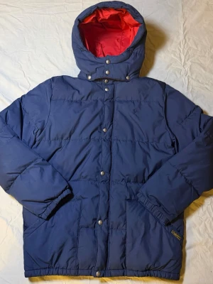 Ralph Lauren dunjacka mörkblå – Nyskick – Pojke XL (passar S–M herr) - Säljer en Ralph Lauren dunjacka i mörkblå färg, i nyskick. Storlek pojke XL (18–20 år) som motsvarar herr S–M i passform.  Väldigt fin och tidlös jacka med bra värme och snygg siluett. Perfekt för höst och vinter, både till vardag och mer clean stil.  Mått: Undersida: 47 cm Längd: 68 cm  • Märke: Ralph Lauren • Färg: Mörkblå • Storlek: Pojke XL / Herr S–M • Skick: Nyskick  Ralph Lauren 2