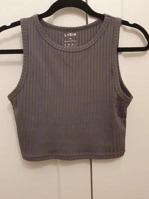 Grå ribbad croppad topp  - Ribbad topp i strl S 🌸