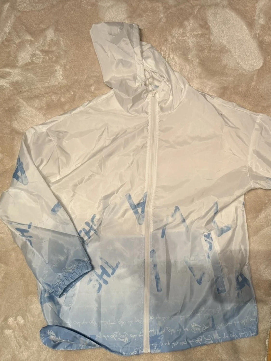 Vit och blå vindjacka med huva