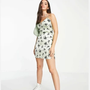 Klänning - Söt sommarklänning från ASOS som tyvärr inte passar mig längre. Aldrig använd utan endast testad så den är i nyskick, men har dock klippt bort lappen. Slutsåld på hemsidan. Hör av dig vid funderingar🩷