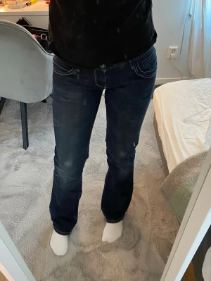 Lågmidjade jeans - Säljer ett par snygga mörkblåa lågmidjade jeans från märket Cross i storlek 29/32. Köpta på vinted, fint skick! Innerbenslängd: 76 cm Midjemått rakt över: 36 cm