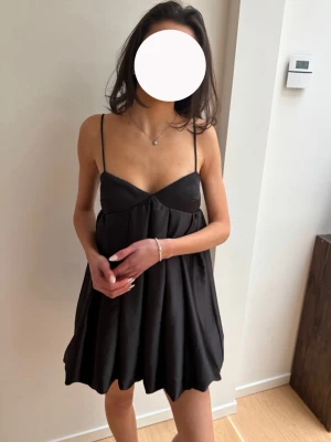 Svart klänning 🖤 - Säljer denna supersnygga klänningen från HM som jag älskar!! Tyvärr lite för liten för mig därav säljer jag! Endast använd två gånger då kvaliteten är toppen!!🖤🖤