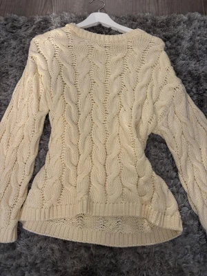 Ljusgul oversized stickadtröja Gina Tricot - Säljer en ljusgulgul oversized stickad tröja från Gina Tricot i storlek XS. Tröjan har ett snyggt flätmönster, rund halsringning och långa ärmar. Perfekt för lager på lager under kyliga dagar.