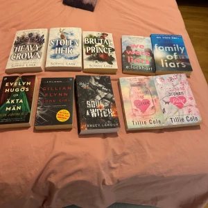 Olika typer av populära böcker - Säljer lite böcker! Gone girl, evenlyn hugo, soul of a witch, we were liers dueten och tre böcker av Sophie larks böcker. Böckerna är i bra skick, dock så gillar jag att knäcka ryggen på de så det finns linjer längs bokryggen. Kan även förekomma (väldigt sällan) en sida där jag har vikt hörnen. Gone girl och evenlyn hugo är på svenska och resten engelska! 70kr för en, 600 för alla. Pris kan diskuteras 
