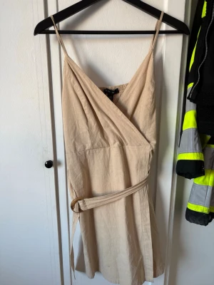 Klänning - Säljer denna sommar klänning då den ej kommer till användning längre. Mycket finare på än när den hänger på galgen. 