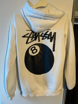 Hoddie, 8 Ball Hoodie - Perfekt plagg för streetwear-entusiasten. 