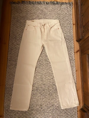 Levi’s jeans 501  - Levi’s jeans 501 i storleken 30/30 i färgen vit/beige. Helt oanvända och väldigt schysta för en avslappnad stil. Orginalpris 1200kr 