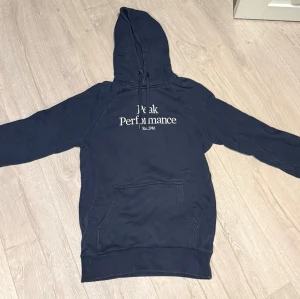 Blå Peak performance hoodie i storlek  - Blå hoodie i bra skick, storlek S, Peak performance