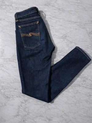 Nudie jeans - Säljer nu dessa feta nudie jeans. Jag skulle säga att storleken är W27/L32 men kan inte se storleken. Skriv om du vill ha mått. Jeansen är i mycket bra skick 🙌Kan tänka mig gå ner i pris vid snabb affär 🤝