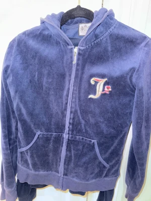 Mörkblå Juicy Couture kofta  - Säljer min mörkblå Juicy Couture kofta. Några stenar kanske saknas.