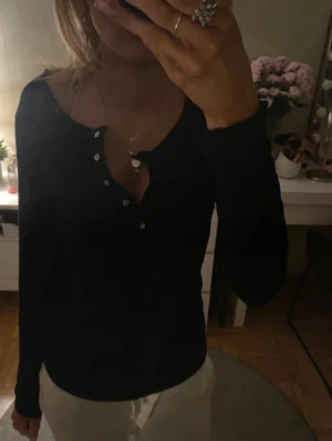 Tröja med knappar - Säljer denna fina tröja från hunkemöller för att den inte kommer till användning. Strl M, uppskattad. Fint skick, köpt second hand. Skriv vid frågor. Lånad bild på första
