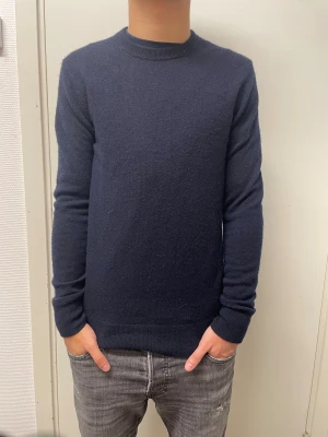 Kashmir tröja - En snygg marinblå Kashmir tröja från H&M. Mycket bra skick. Modellen är 173cm, 64kg. Pris kan självklart diskuteras!!