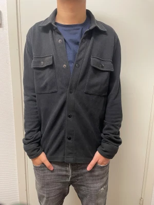 Overshirt från Selected Homme - Riktigt snygg Overshirt från Selected Homme. Väldigt bra skick. Modellen är 173cm, 64kg. Pris kan självklart diskuteras!