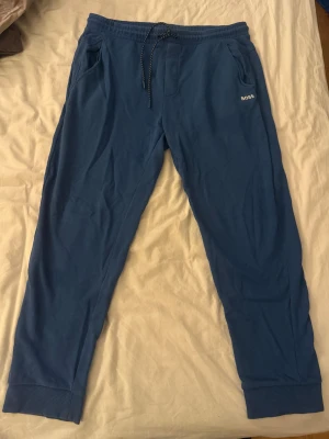 Hugo Boss byxor  - Blå Hugo Boss byxor i storlek XXL men passar XL. Stryk dom 1 gång så ser dom nya ut igen. Nypris: 1400kr
