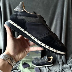 Valentino rockrunner skor - Vakentino rockrunner skor | originalstorlek: 41, men sitter mer som 42, fråga om innermått vid osäkerhet | ingår: först till kvarn när det kommer till tillbehör. Finns ett begränsat antal. Box eller dustbag kan väljas som i sin tur kan kombineras med äkthetskort förutsatt att det finns i lager.