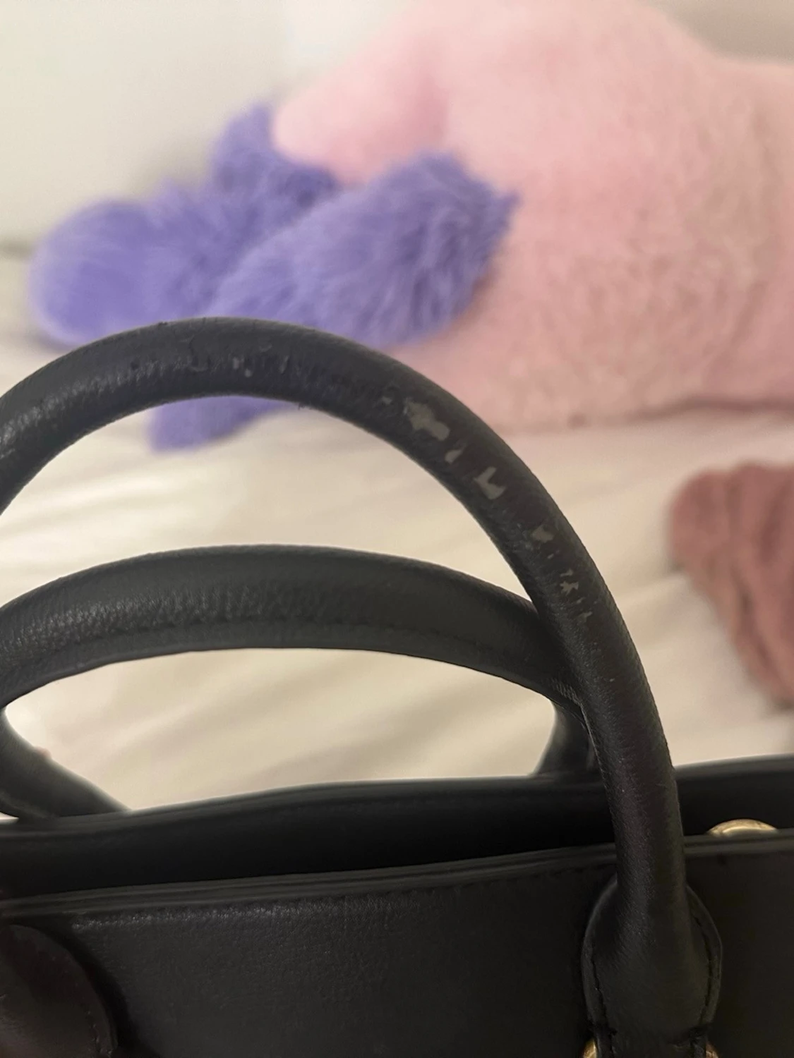 Svart handväska med gulddetaljer - 5