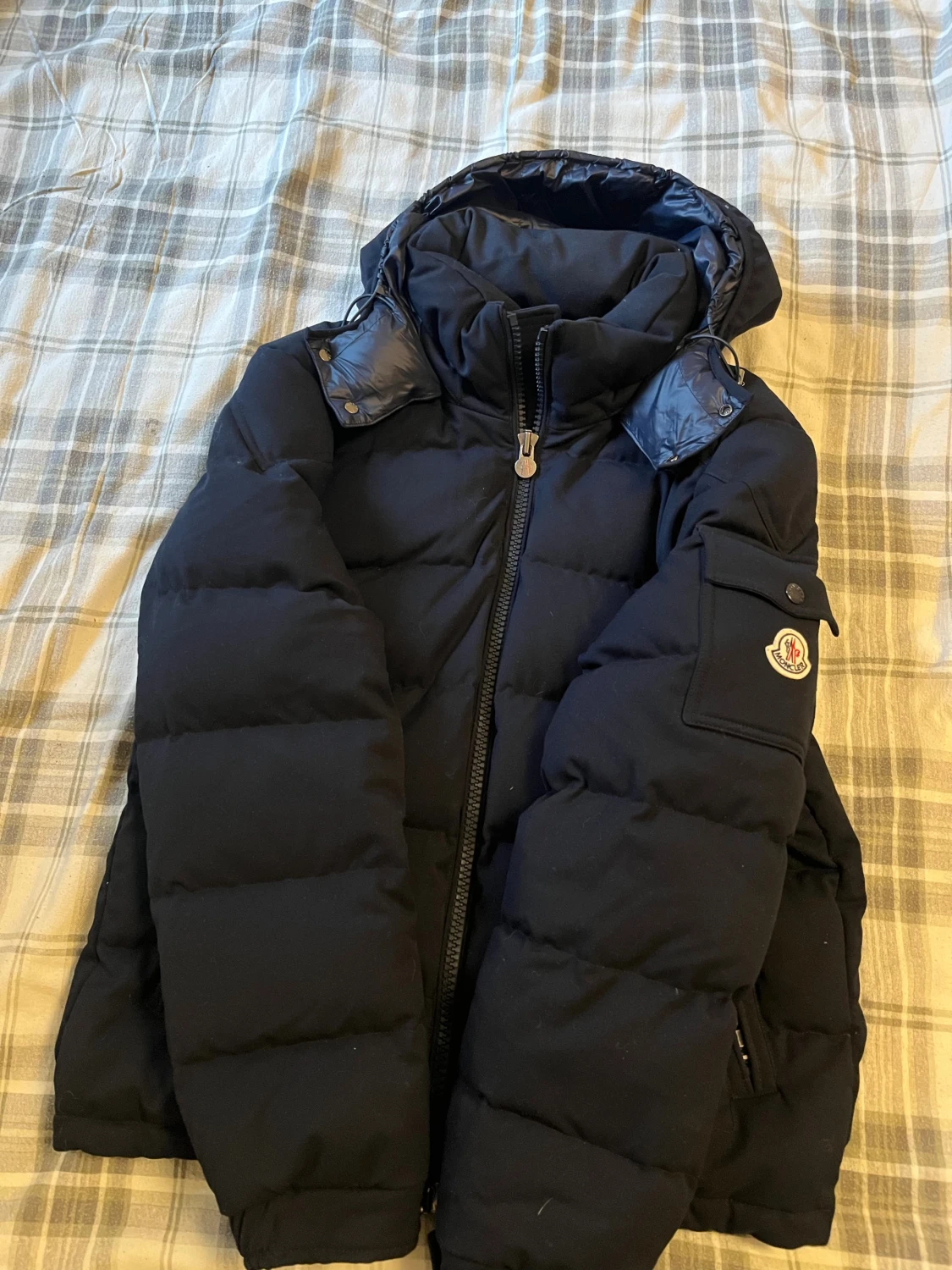 Marinblå  Moncler pufferjacka med huva