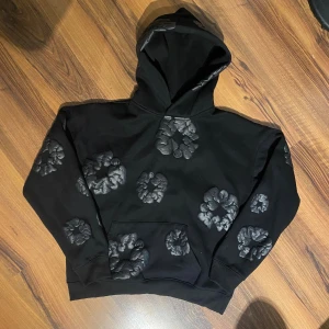 Denim Tears hoodie - Den är nyligen köpt men jag använder den inte lägre och jag behöver pengar. Dm för fler bilder eller frågor!