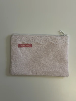 Handgjord necessär av second hand tyger - En handgjord necessär utav second hand tyger. Unik, hållbar och perfekt för att samla alla dina vardagsfavoriter i väskan. Fodrad och stängs med dragkedja. Endast ett unikt exemplar.                  Instagram: secondstitch.bymatilda 💕