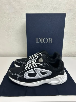 Christian Dior B30 Sneakers - Säljer en helt nytt par skor aldrig använda. Storlek 44. Snabb frakt, postas inom 24h efter köp. Skriv gärna om du har fler frågor. Kan även hämtas i Stockholm.