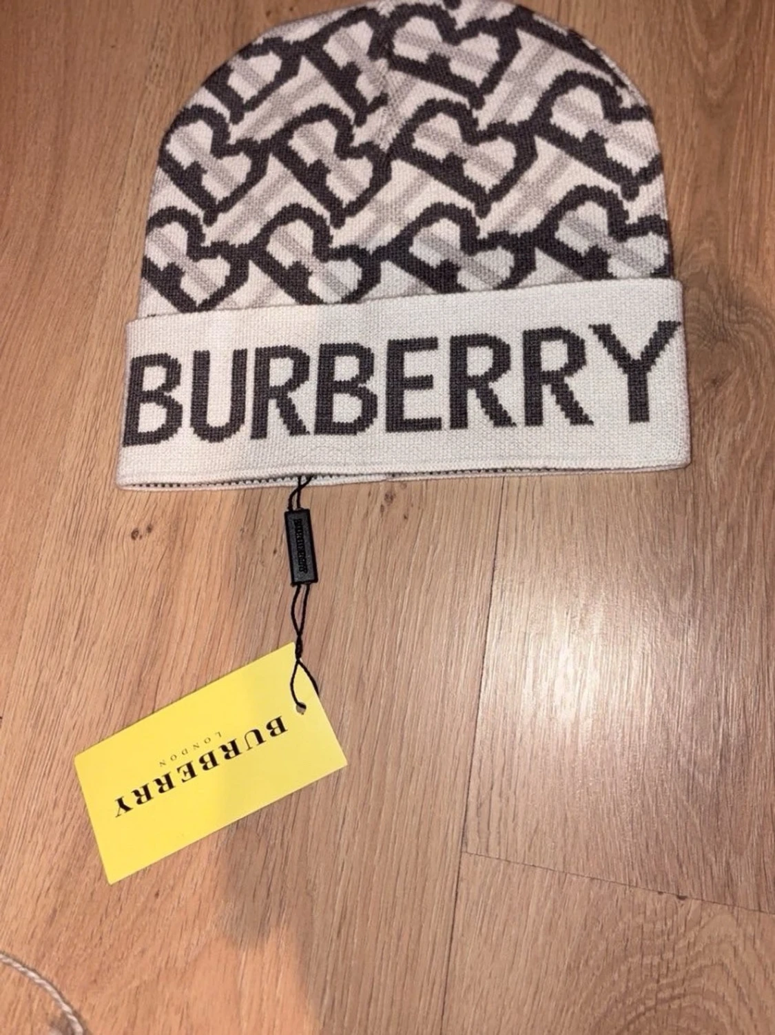 Burberry mönstrad mössa i grått och vitt