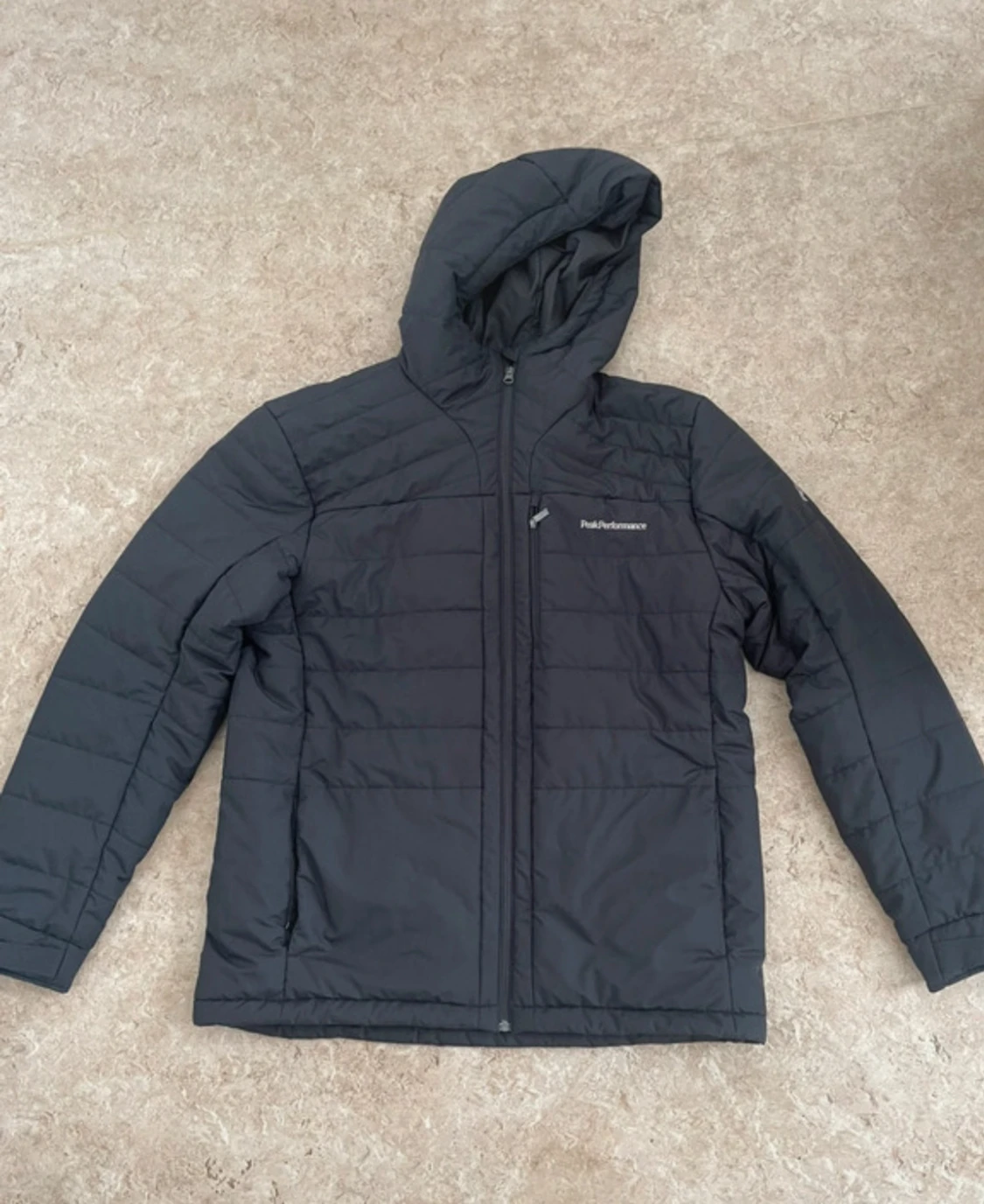 Svart pufferjacka Peak Performance