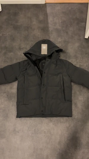 Canada Goose stl L - Säljer en svart dunjacka från Canada Goose i storlek L. 2299kr men kan gå ner lägst som 2099