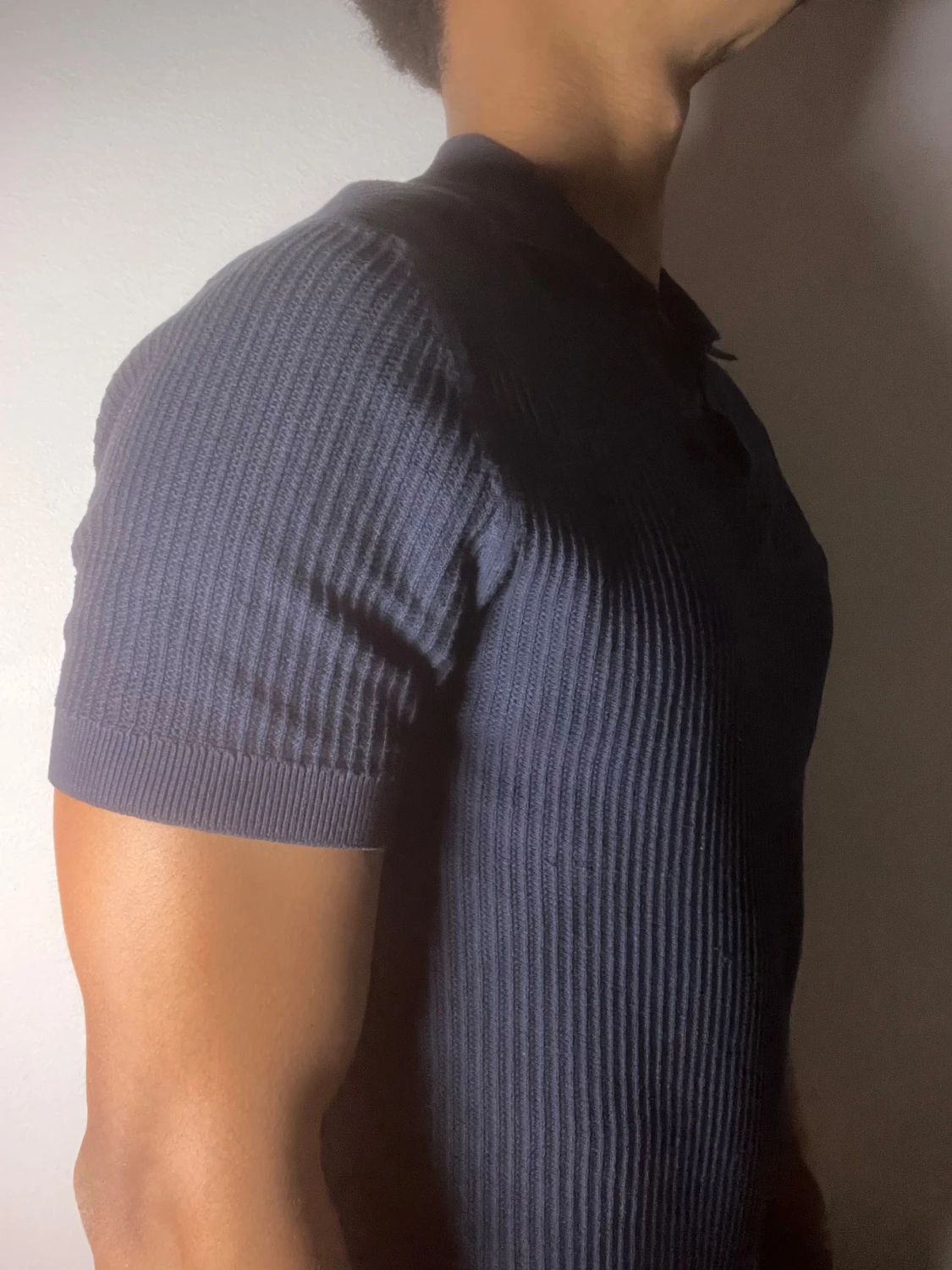 Mörkblå ribbad polotopp från MANGO - 1