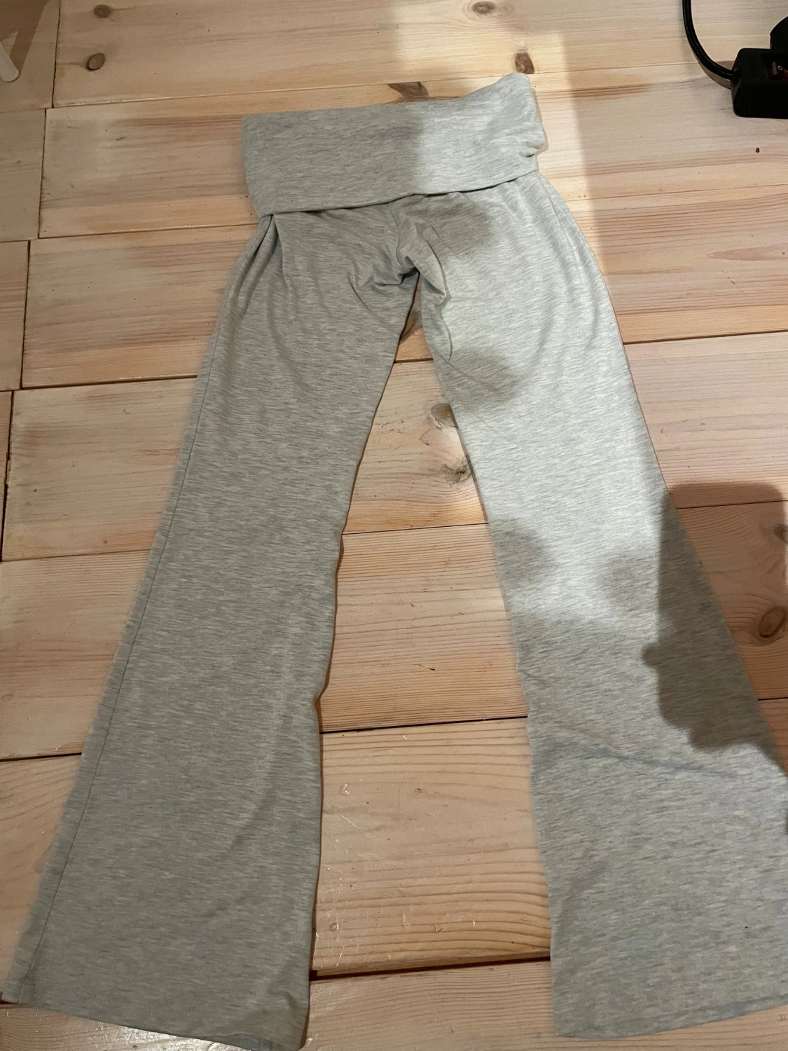 Grå bootcut mjukisbyxor från H&M - 4