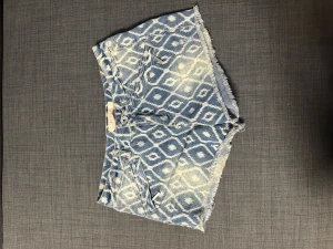 Low waist mönstrade shorts - Säljer dessa jättesnygga lågmidjade shortsen pga de inte passar mig! De är vintage Bershka med jättesnyggt mönster💞Priset går att diskuteras!