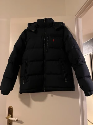 Polo ralph lauren jacka - Säljer en mörkblå polo jacka som har använts bara förra vinter, ifall du letar efter en jacka såhär sent så rekomenderar jag denhär, som ny. Inga skador eller defekter och ett jättebra pris.